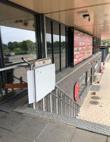 Fitness centrum s predným vstupom v obmedzenom priestore. Dolná stanica