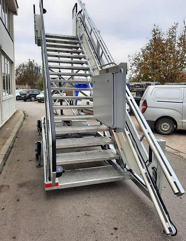 Špeciálne použitie: nástupné schody do lietadiel. LETISKO