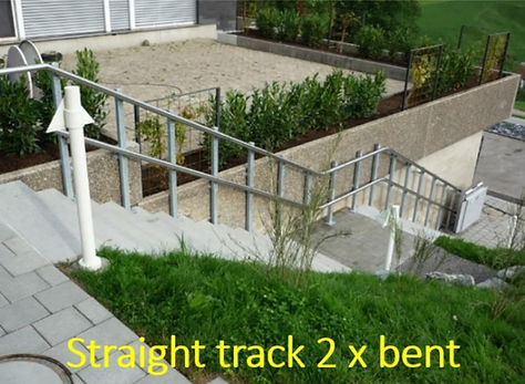 ohnutá koľajnica plošinového výťahu